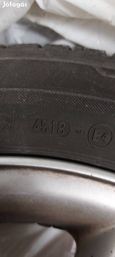 Eladó téligumi garnitúra alufelnivel együtt.