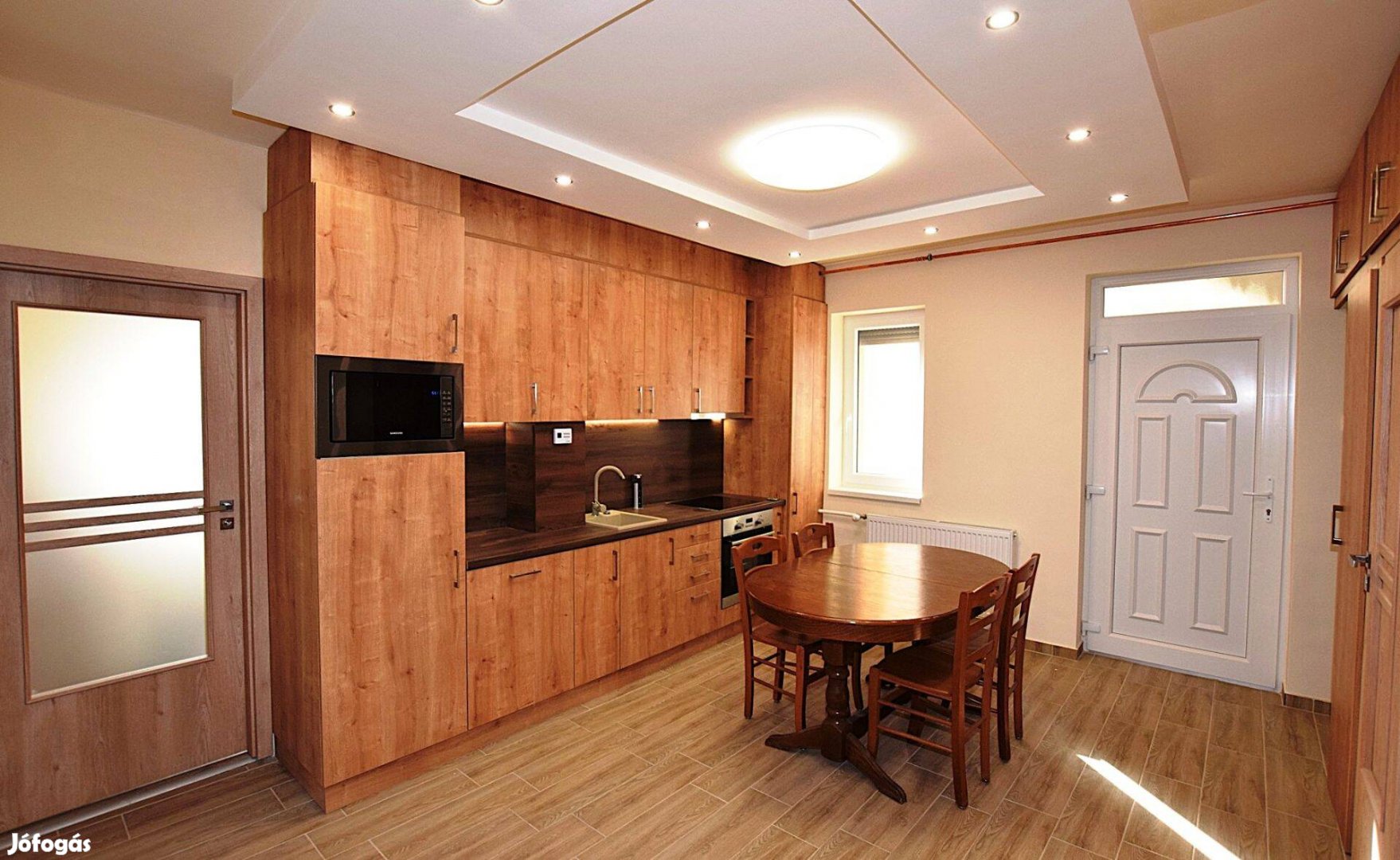 Eladó teljeskörűen felújított, 78 m-es, nappali 2 szobás