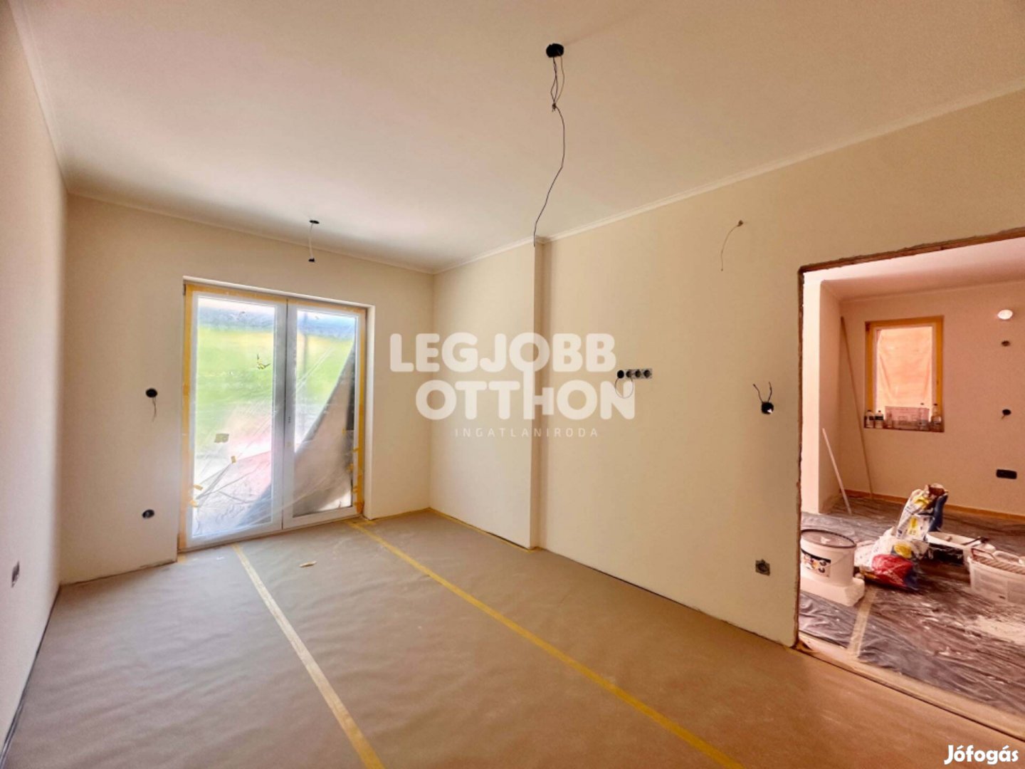 Eladó templomra néző 1. emeleti panorámás társasházi lakás