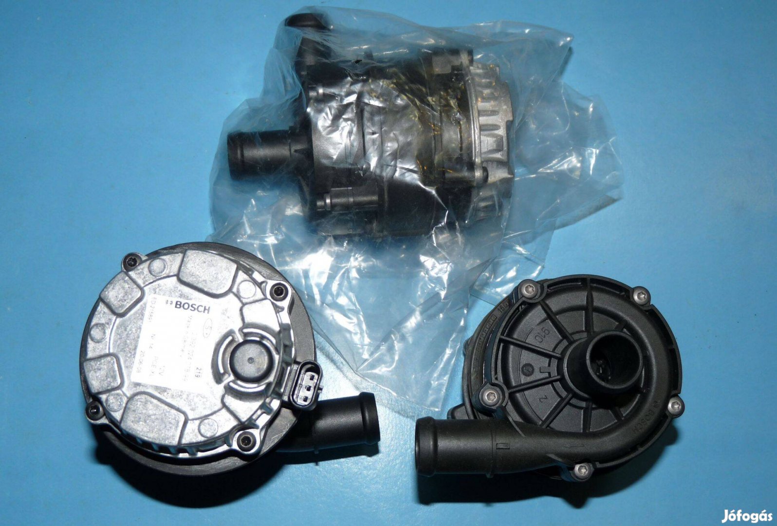 Eladó több darab új, 12 V-os Bosch pótvízpumpa