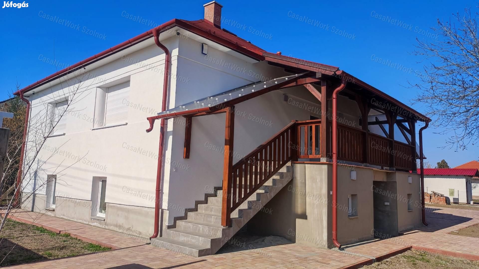 Eladó többgenerációs családi ház Cserkeszőlő központjában