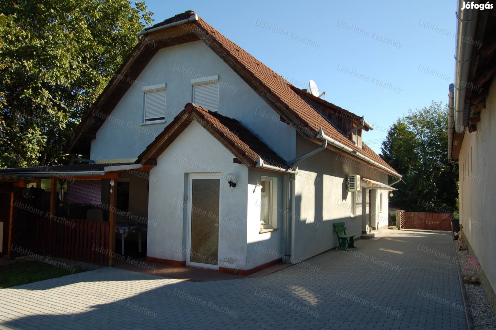 Eladó többlakrészes CSALÁDI HÁZ Balatonberényben.