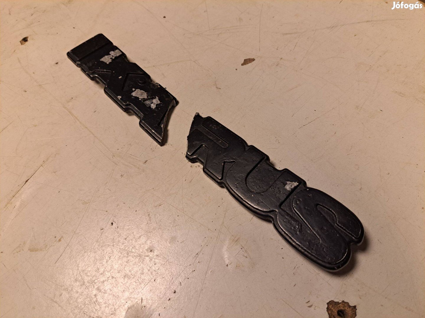 Eladó törött Ikarus felirat balesetes buszról