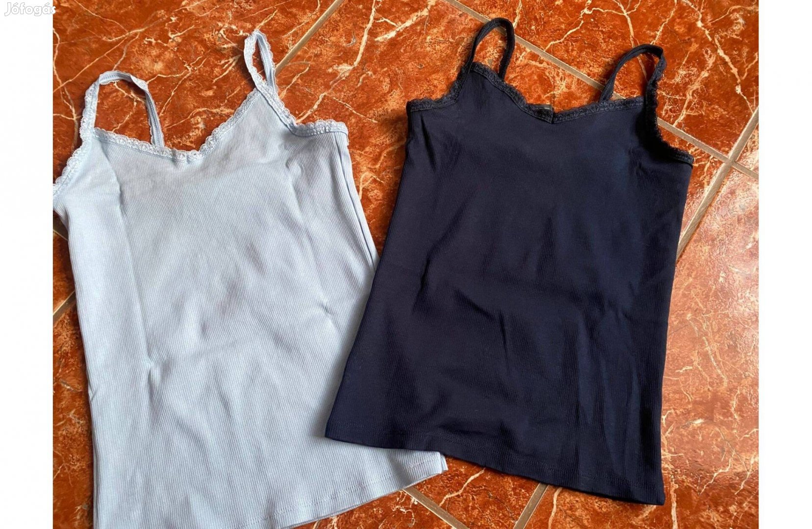 Eladó trikó 134-es méretben