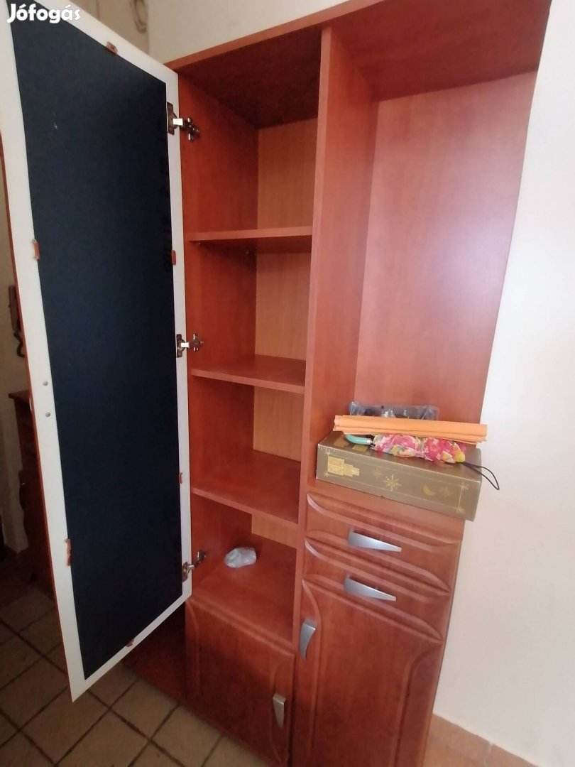 Eladó tükrös előszobaszekrény.