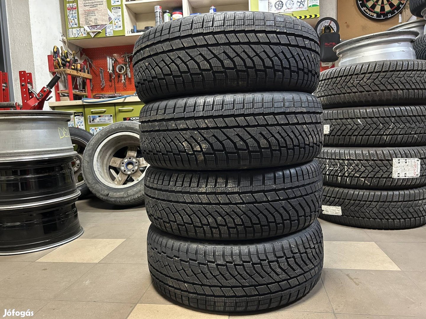 Eladó új 225/45 r18 Falken téli gumi!