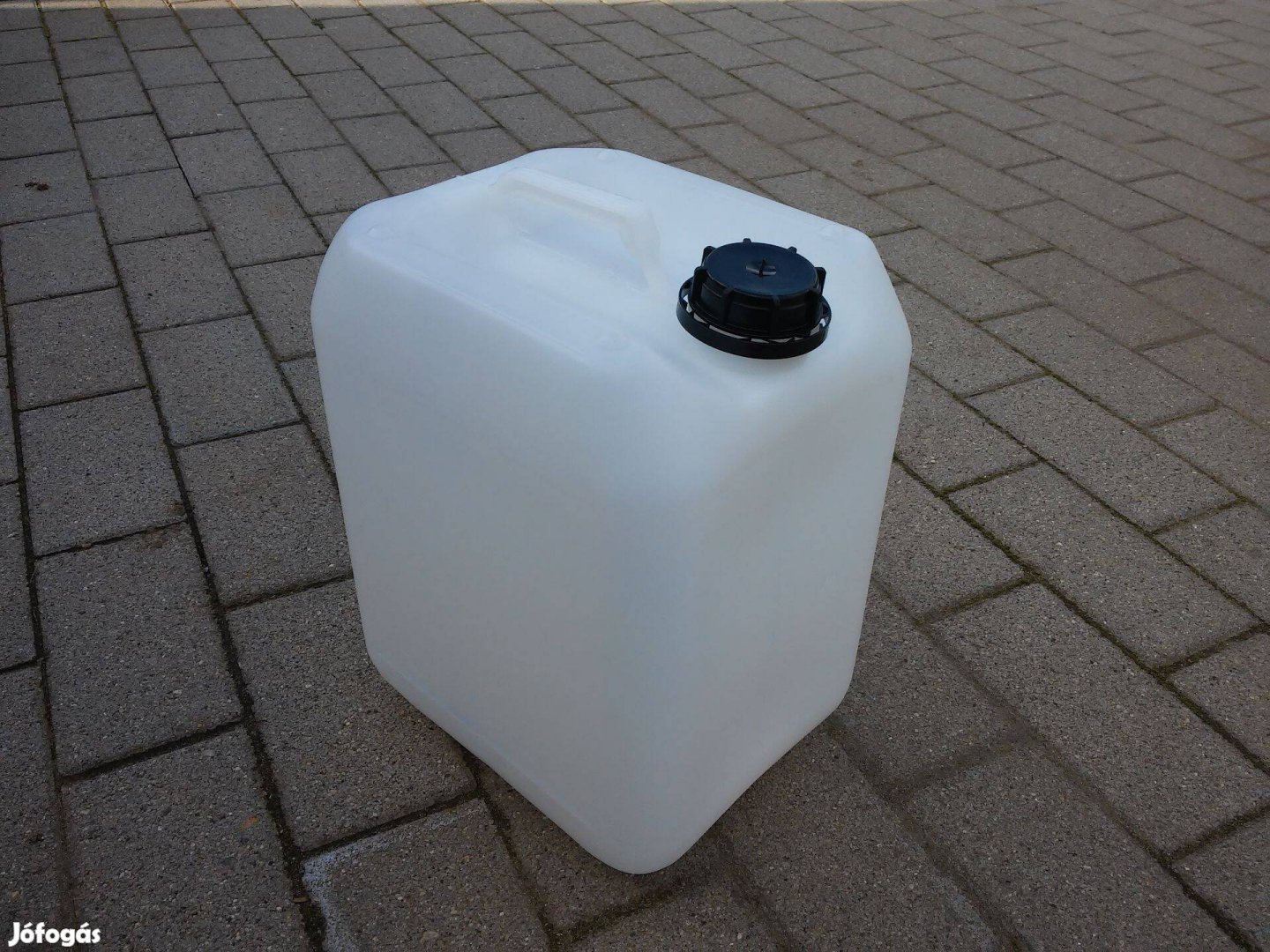 Eladó új 5 literes műanyag kanna