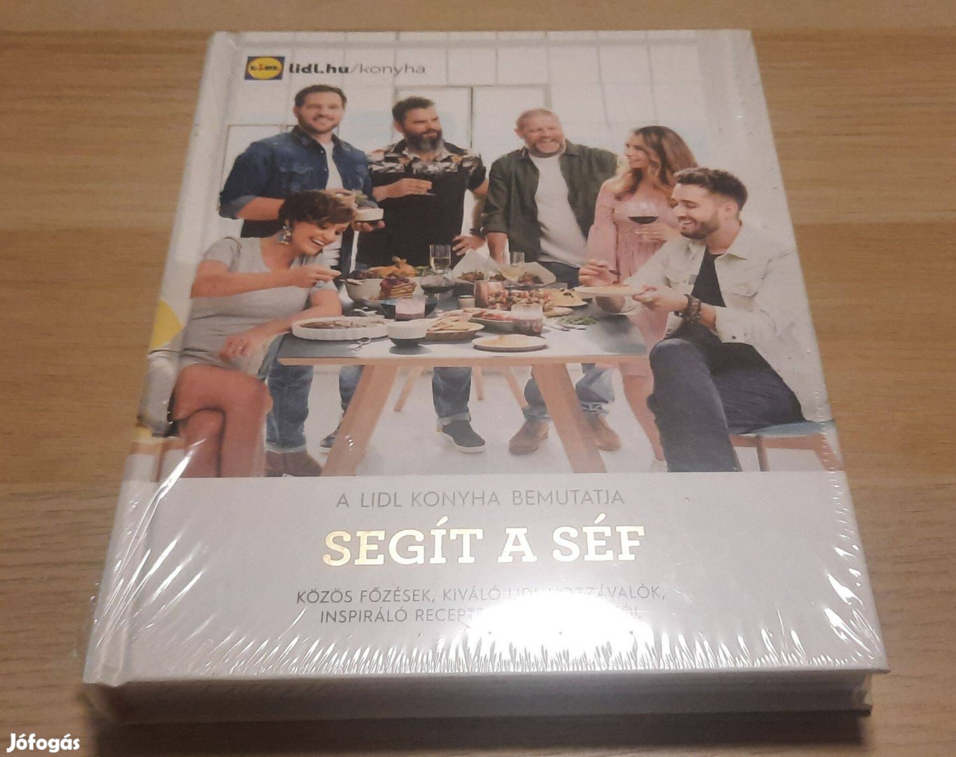 Eladó új Fóliás Szél Tamás által írt Segít a séf című szakácskönyv