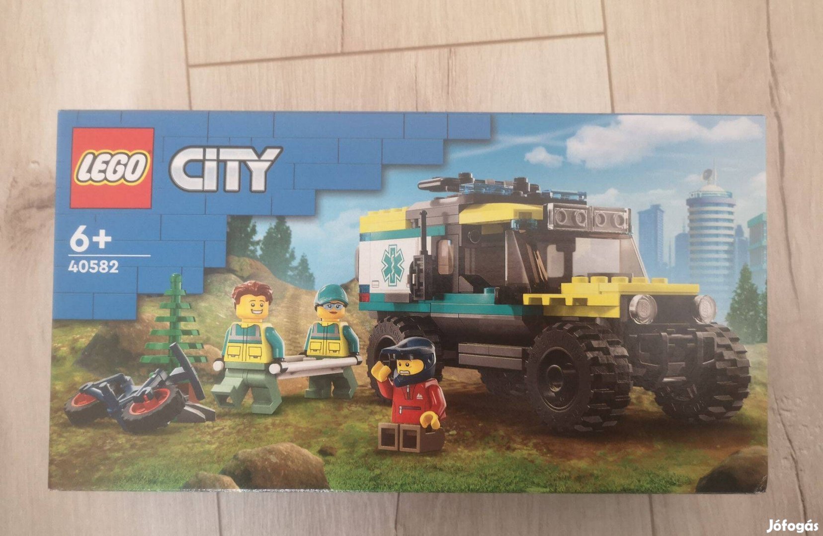 Eladó új LEGO City - 4x4 terepjáró mentőautó (40582)