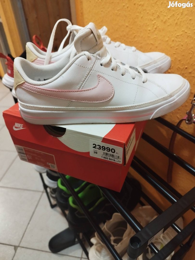 Eladó új Nike női cipő 39es dobozában 