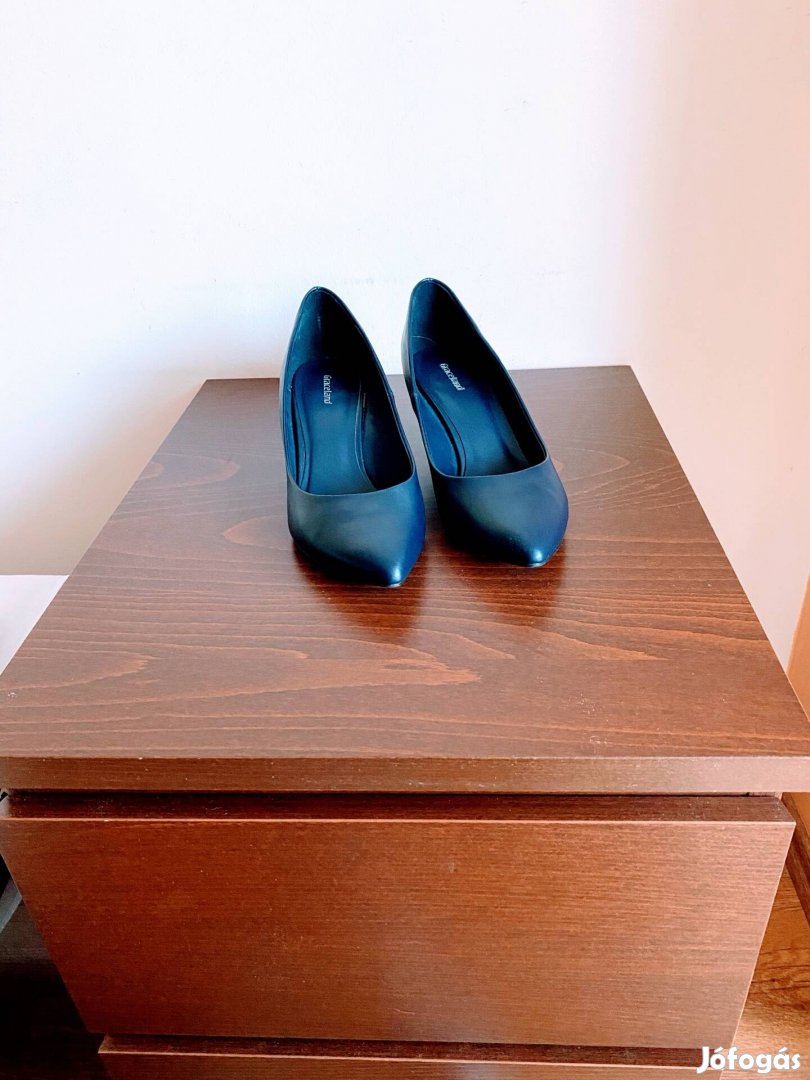 Eladó új, Deichmannban vásárolt női körömcipő.