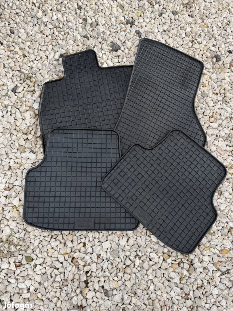 Eladó új Skoda Octavia Utángyártott Gumiszőnyeg garnitúra!