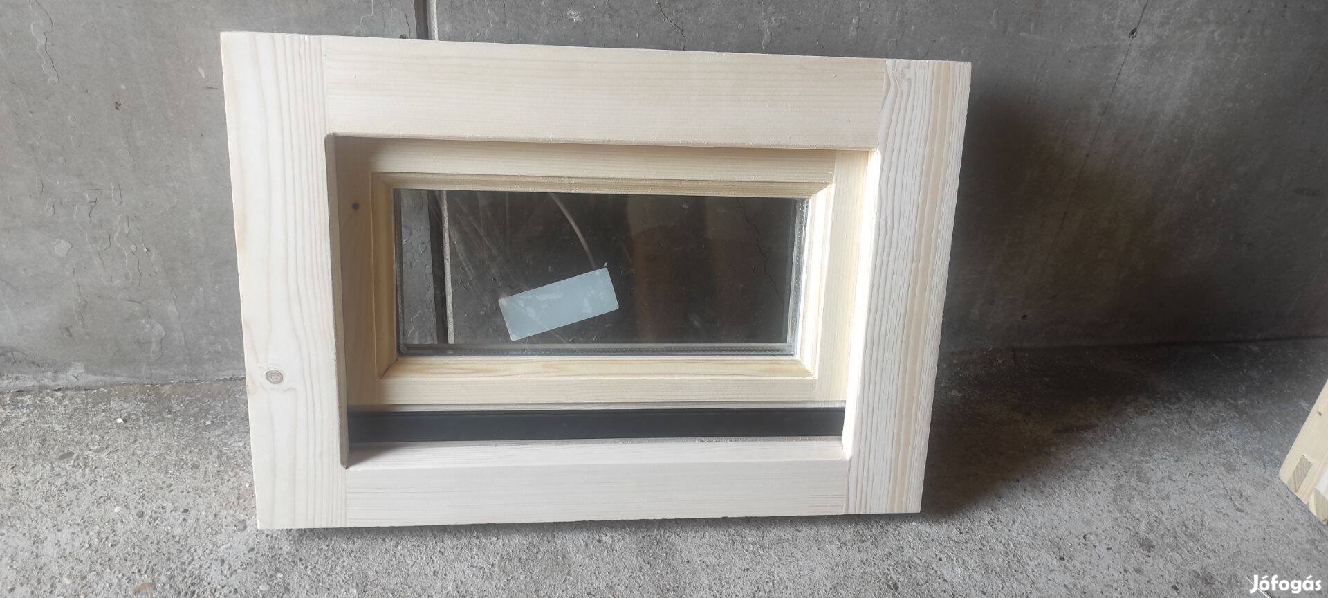 Eladó új fa ablak, tokméret 58x40 cm