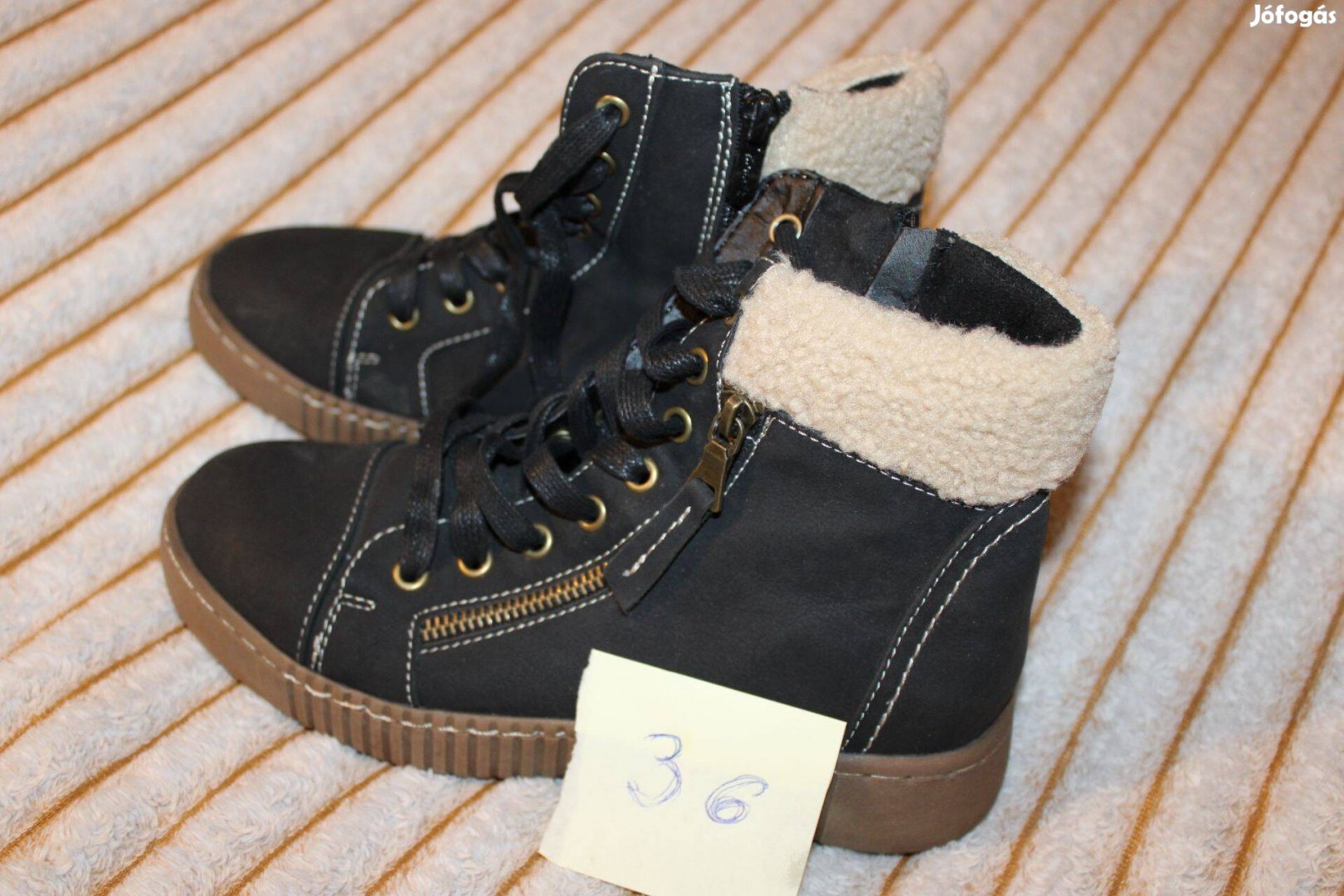 Eladó új,szőrgalléros,magasszárú, 36-os bakancs