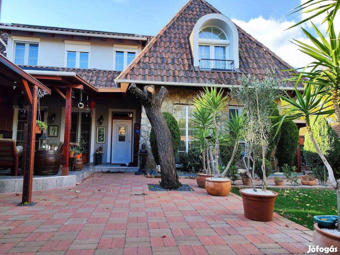 Eladó újszerű családi ház Békéscsabán egyirányú, zöldövezeti