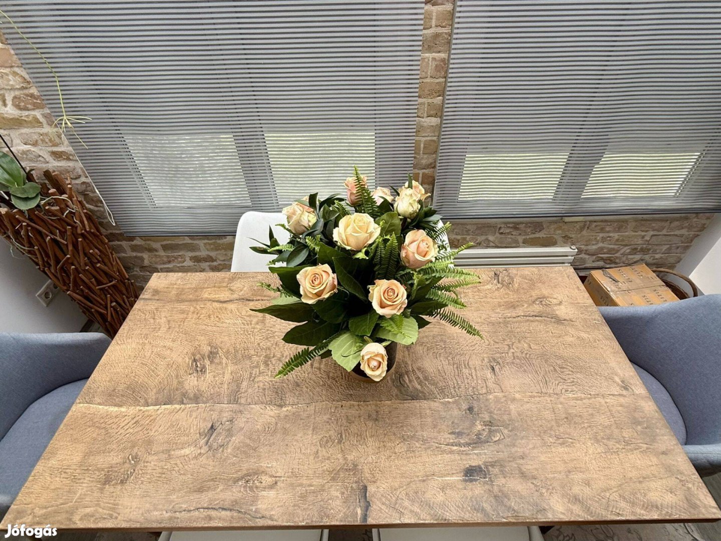 Eladó újszerű egyedi gyártású étkezőasztal