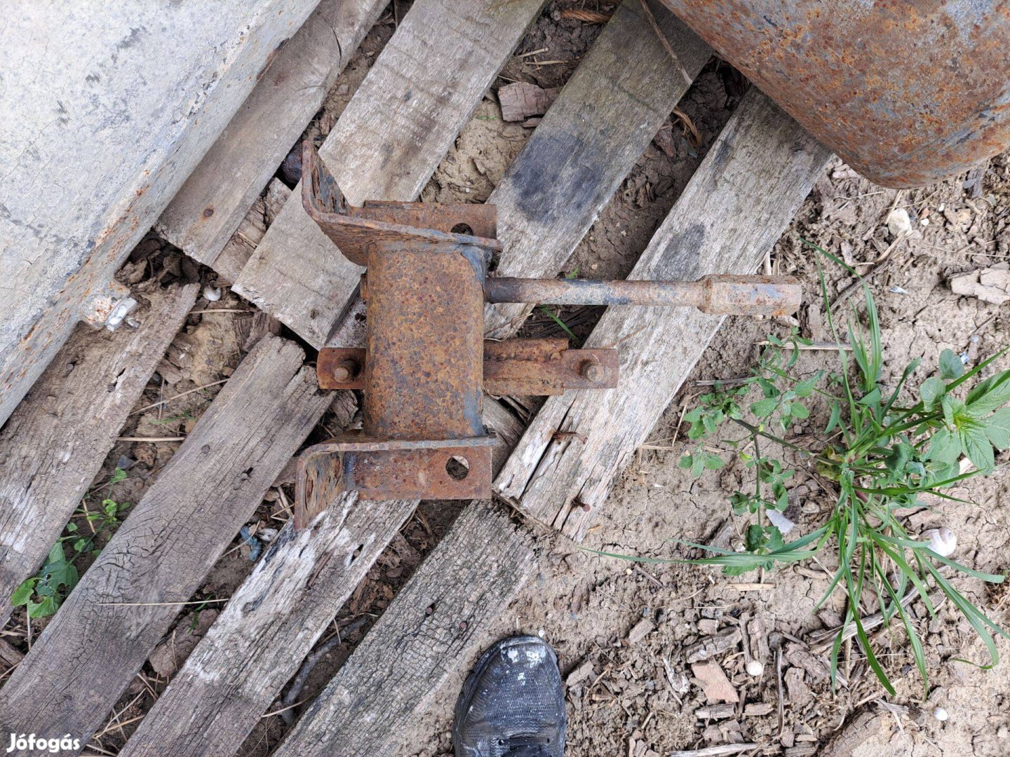 Eladó univerzális teherautó / pótkocsi pótkeréktartó csörlő