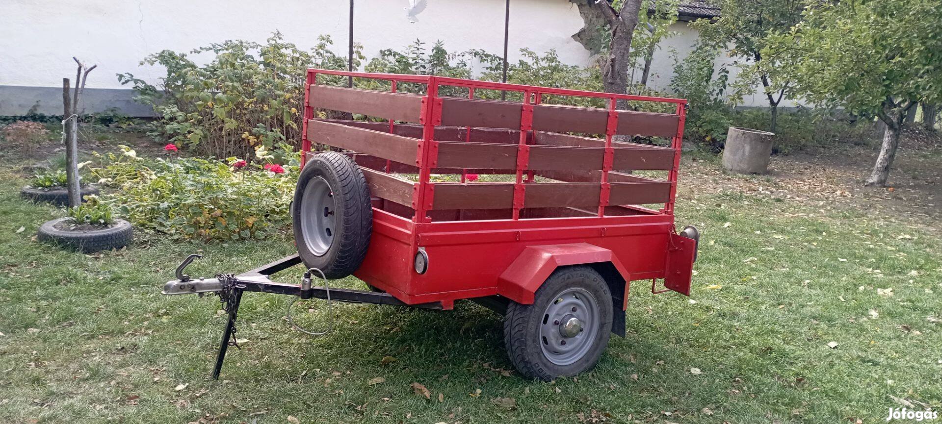 Eladó utánfutó magasítóval