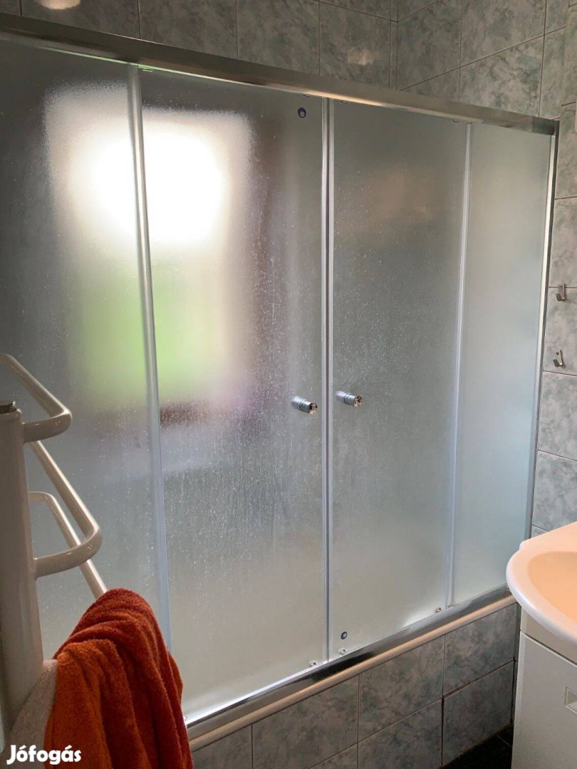 Eladó üveg zuhanyzófal kádhoz 165cm széles és 150cm magas, zuhanyzó