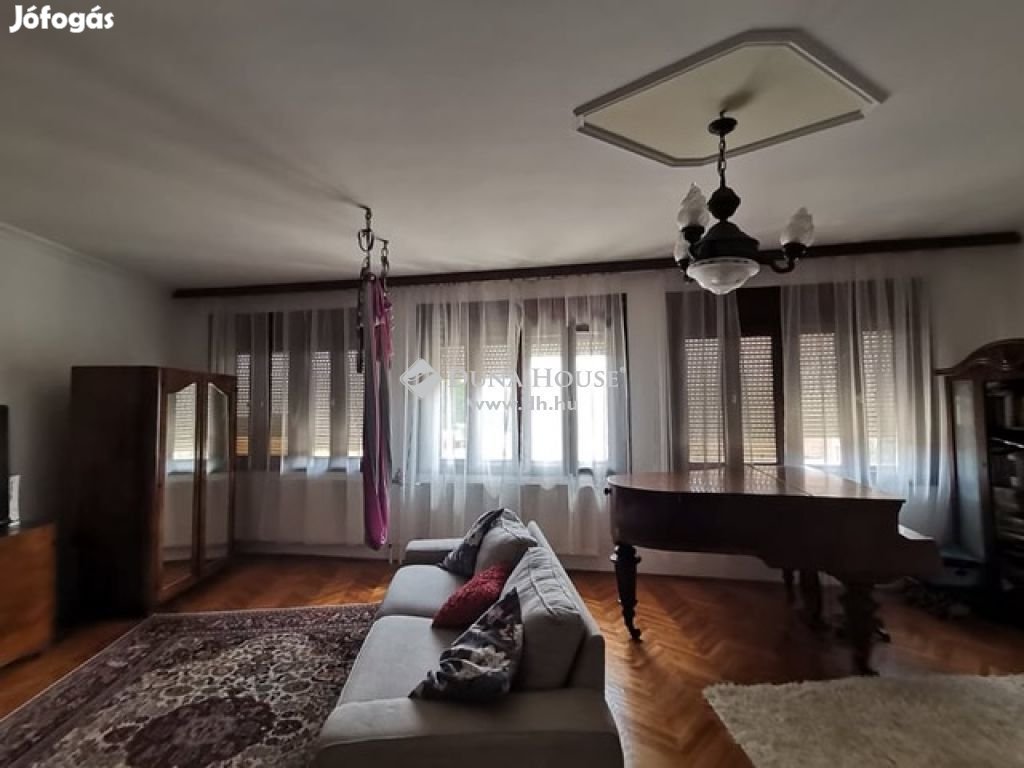 Eladó üzlethelyiséggel rendelkező ház, Debrecen belvárosában