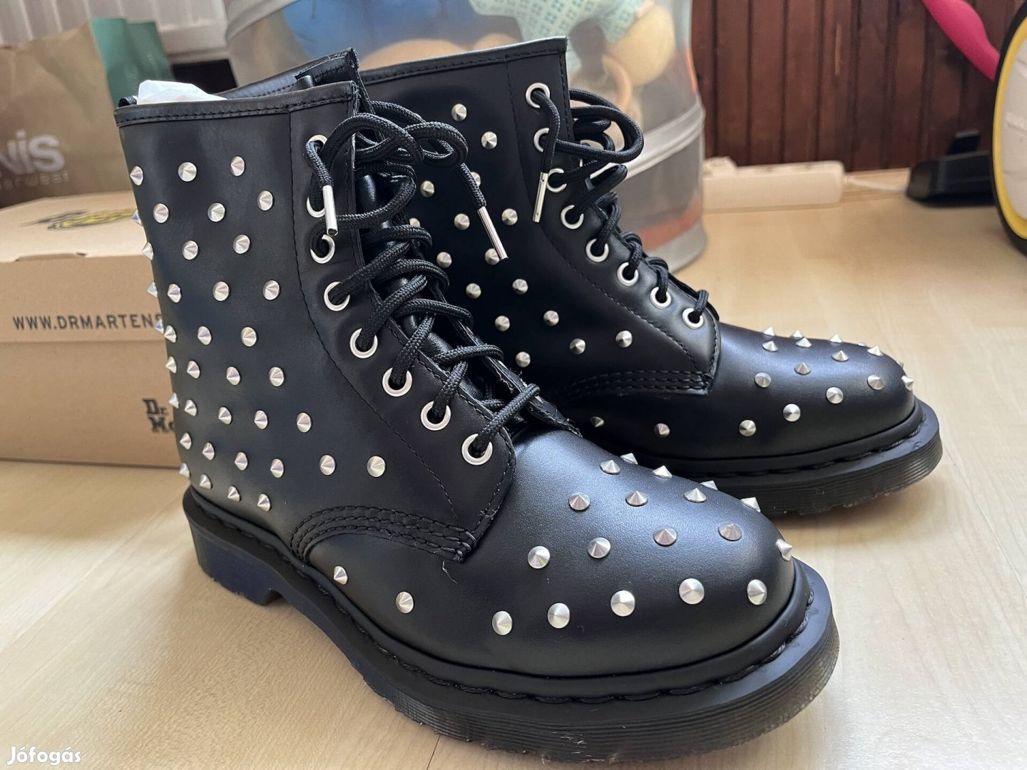 Eladó vadonatúj 39-es Dr. Martens szegecses bakancs