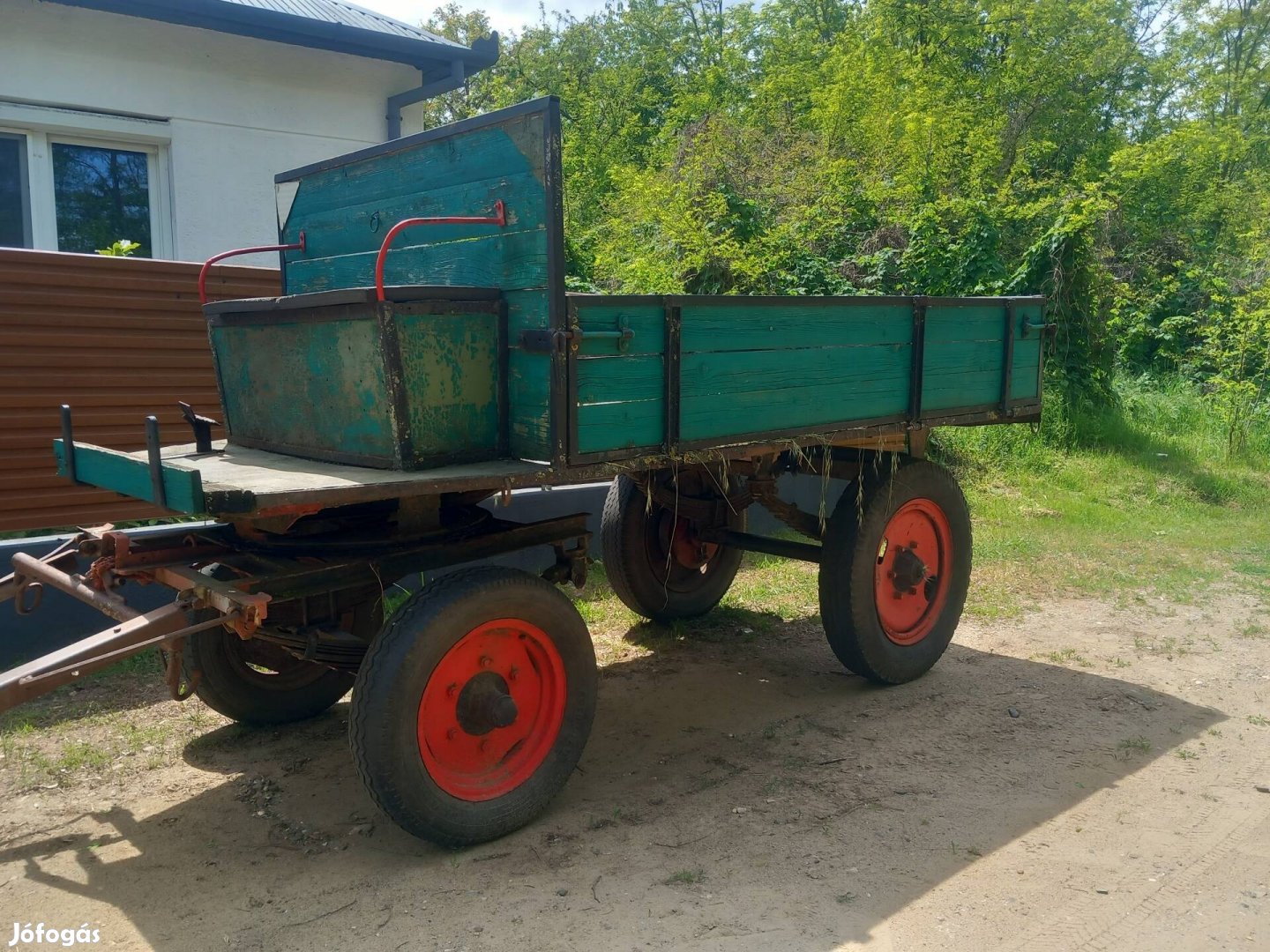 Eladó vagy Cserélhető szekerek