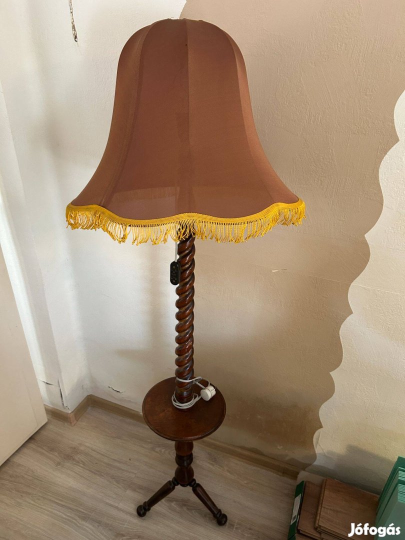 Eladó vagy cserélhető állólámpa