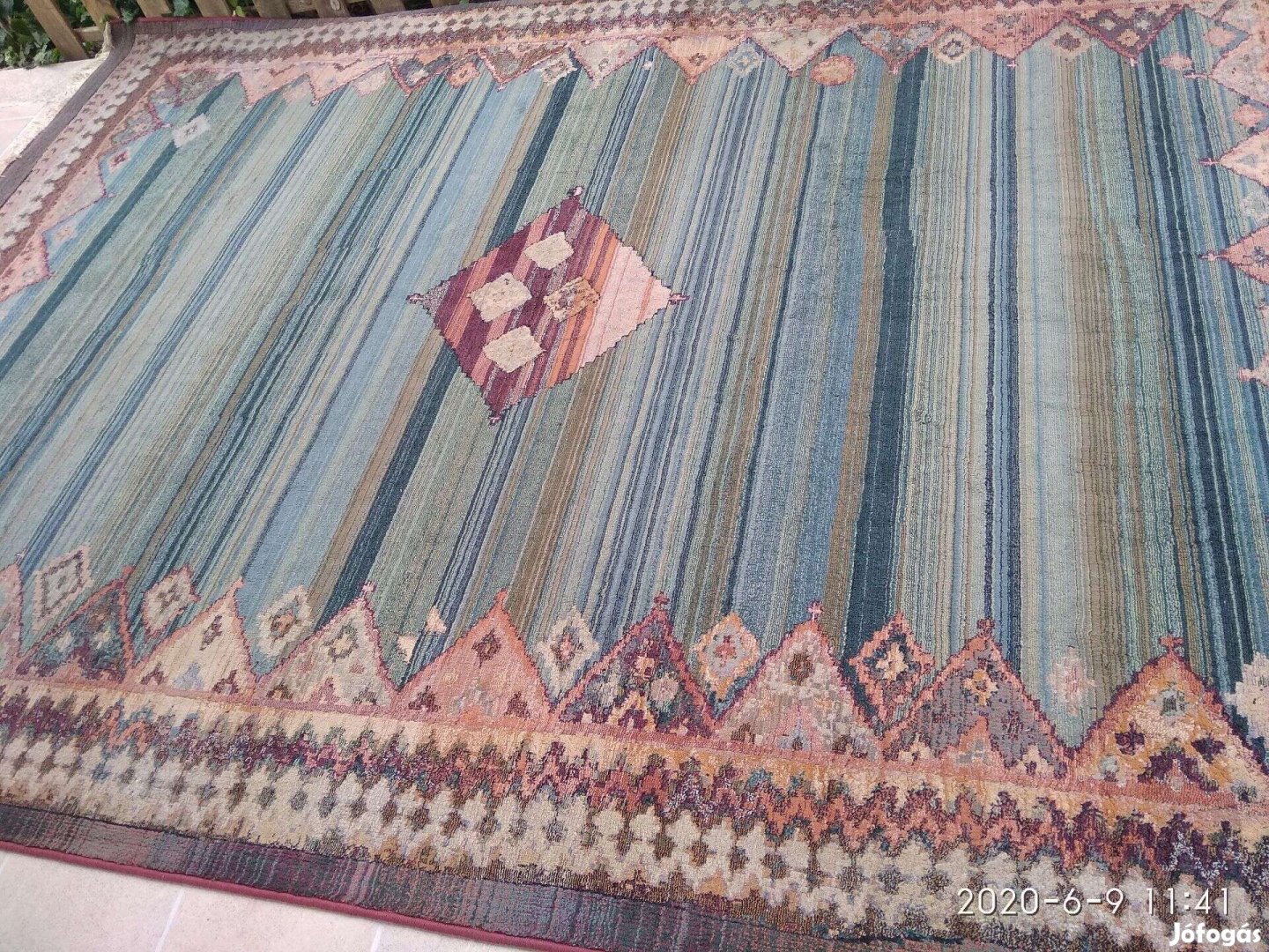Eladó vastag nagy méretű gyapjú gépi perzsa szőnyeg