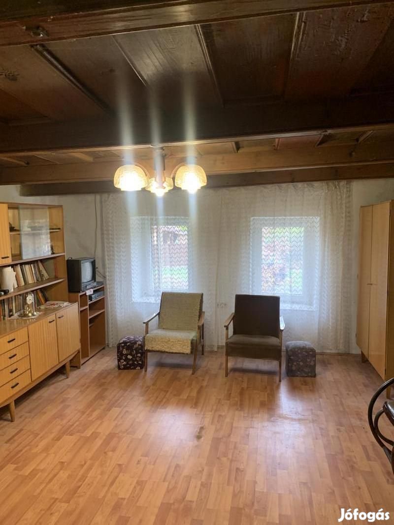 Eladó vécsi családiház