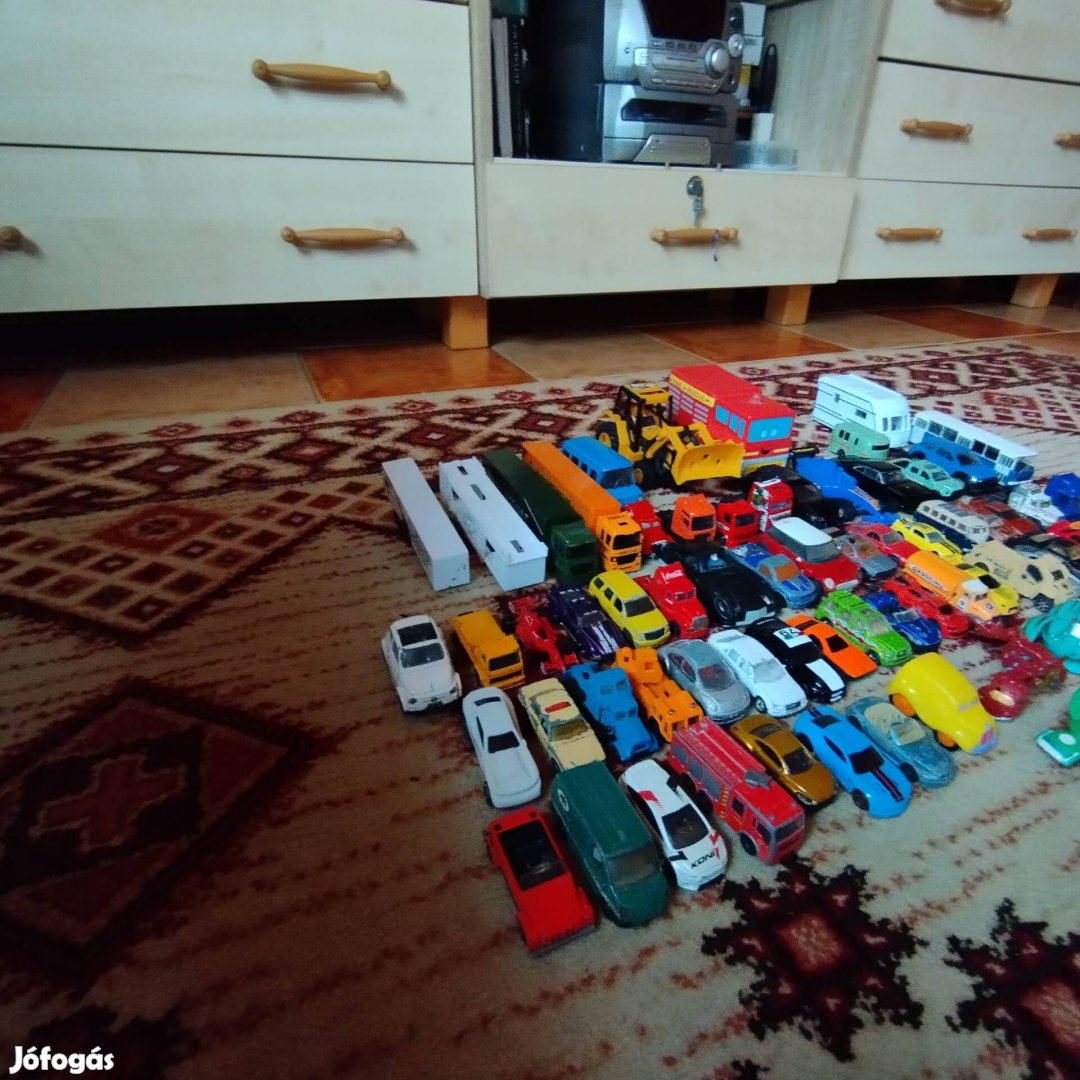 Eladó vegyes játék autó és Bakugán csomag!