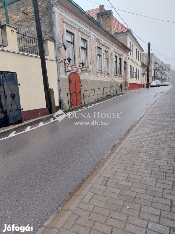 Eladó vendéglátás, Baja