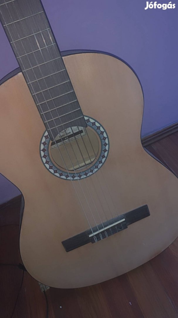 Eladó világos barna gitár