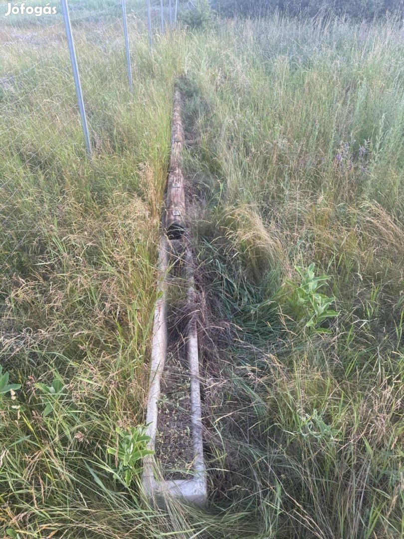 Eladó villanyoszlop betongyámmal