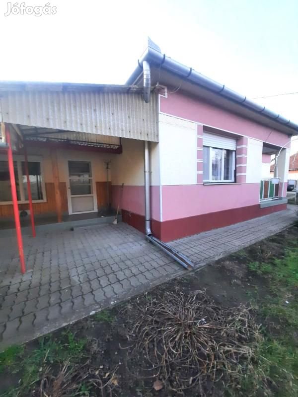 Eladó viszneki családiház