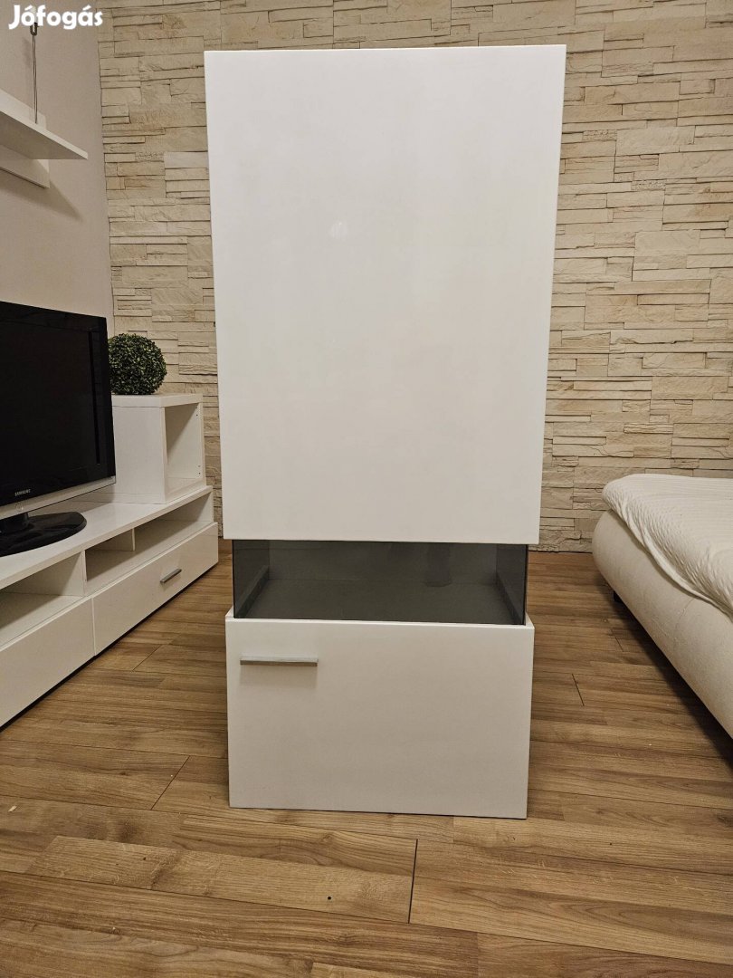 Eladó vitrin falra szerelhető