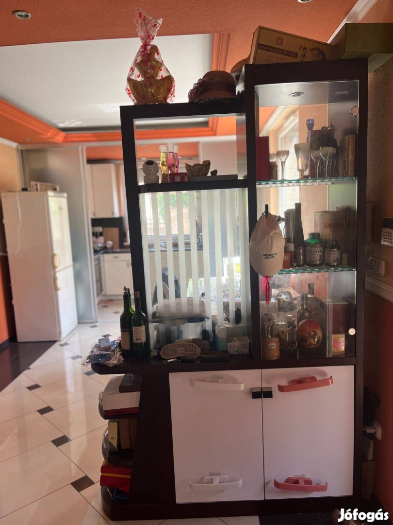 Eladó vitrines szekrény