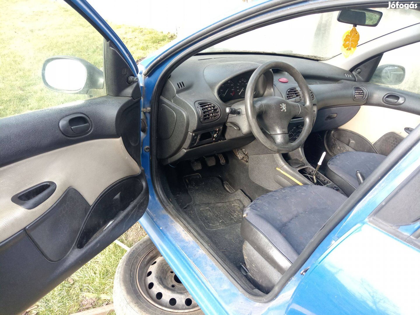 Eladó volvo v 40 kombi és peugeot 206 alkatrészek