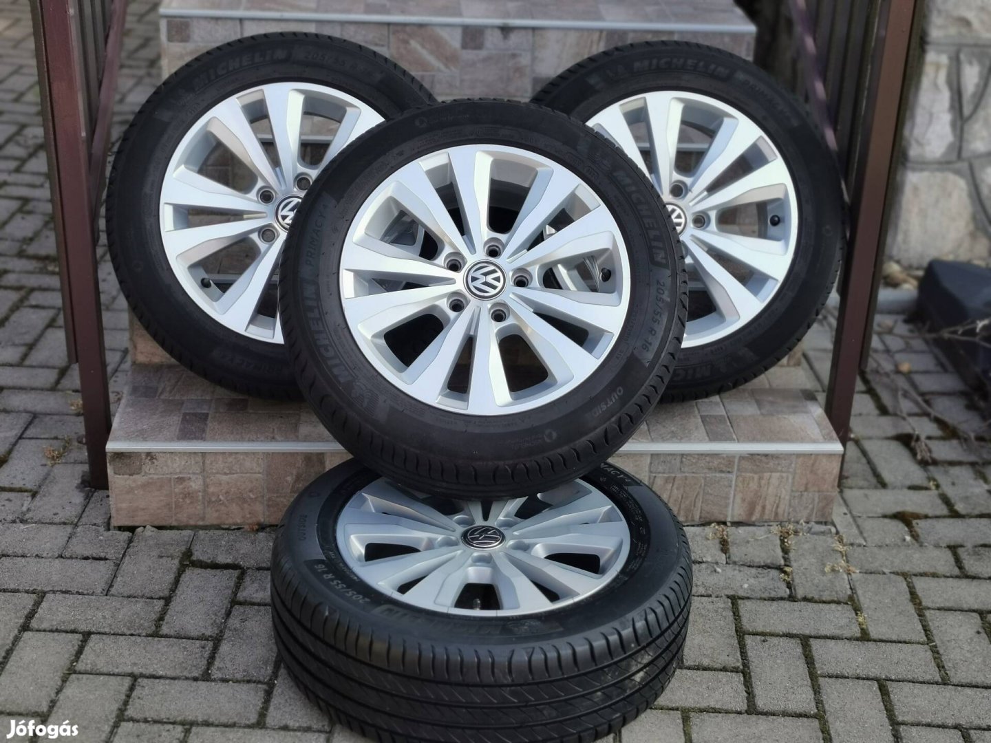 Eladó vw golf 7 gyári alufelni szett 1 szezont futott gumikkal