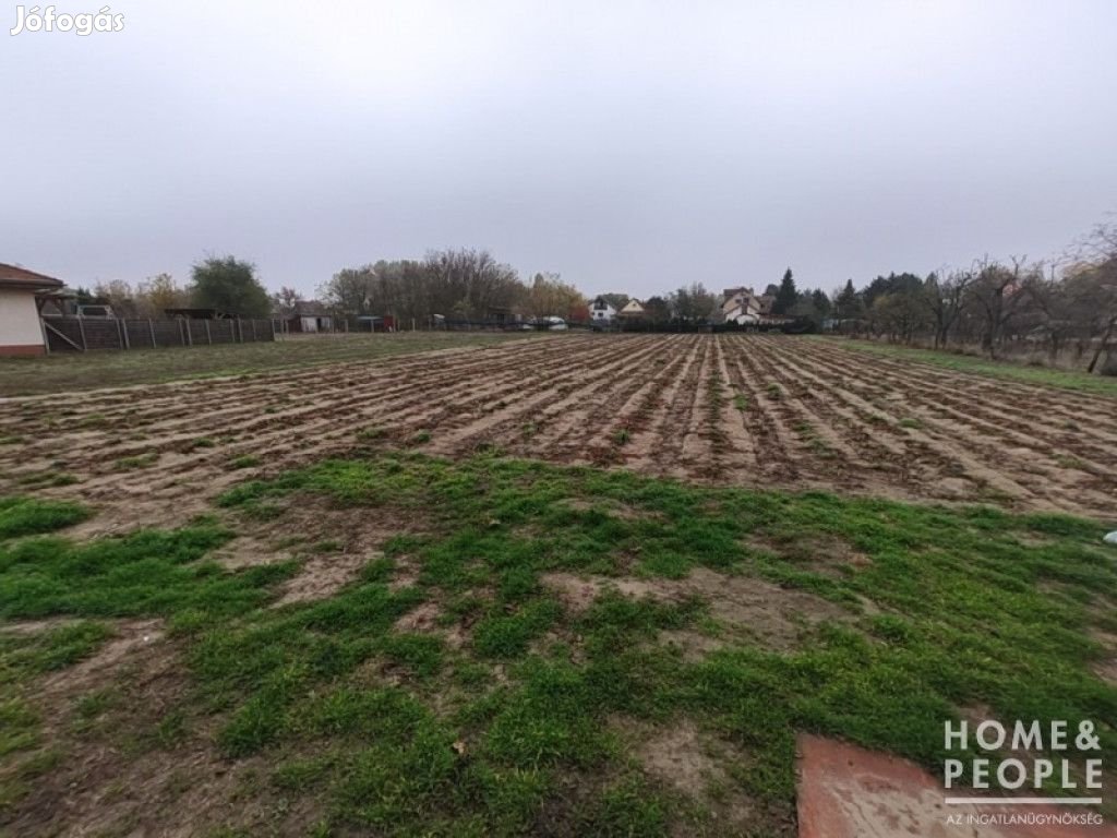 Eladó zárt kert Zsombón!