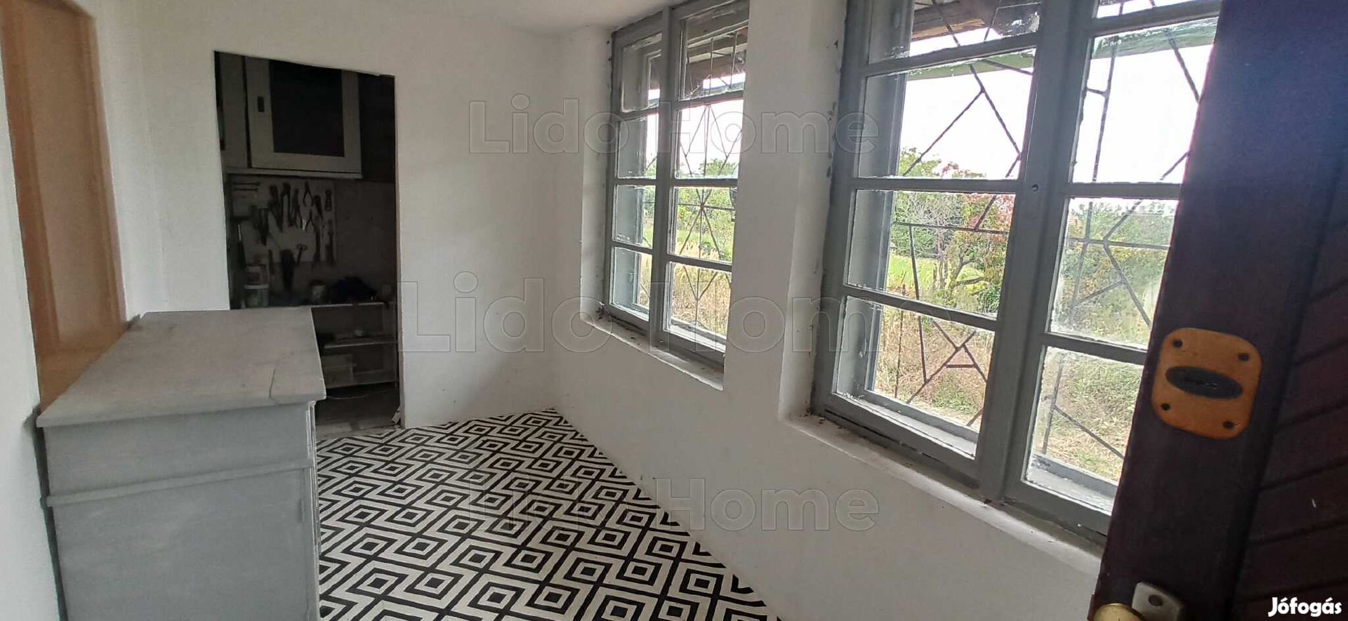 Eladó zártkerti nyaraló csendes, zöldövezeti környezetben, a