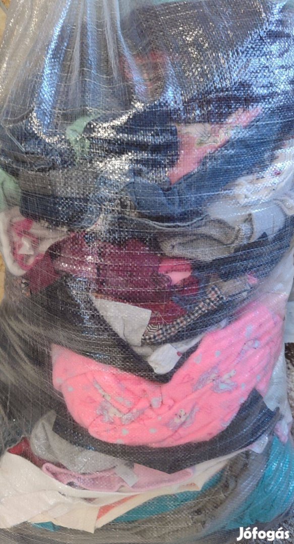 Eladó zsákos, kilós gyerekruha extra-krém