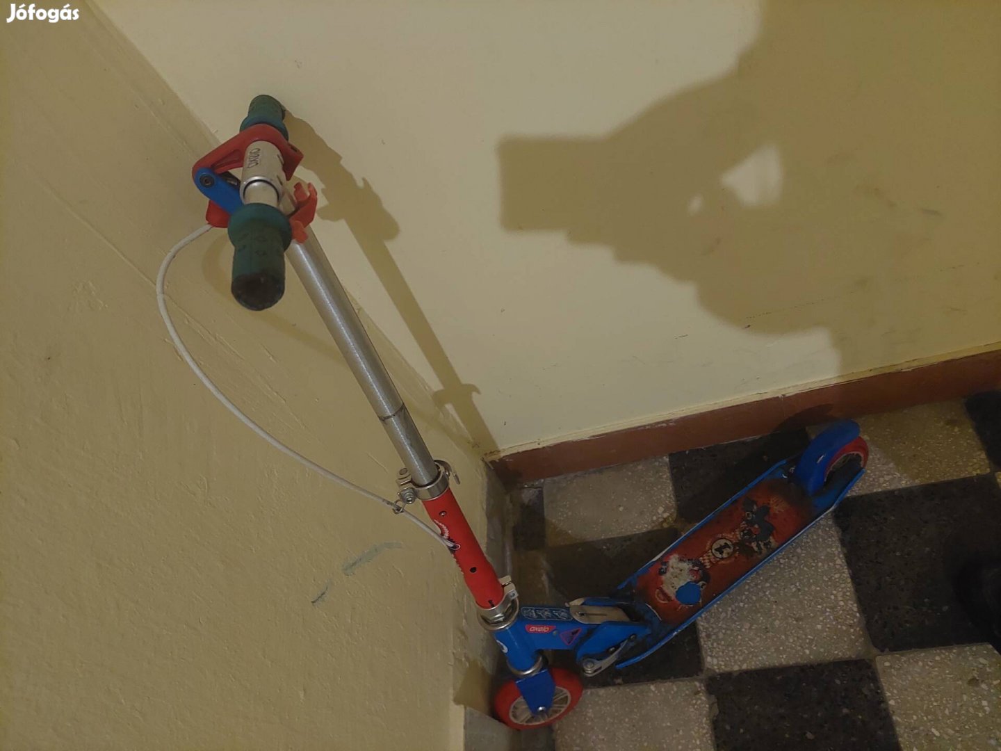 Eladóvá vált a képen látható kis loller