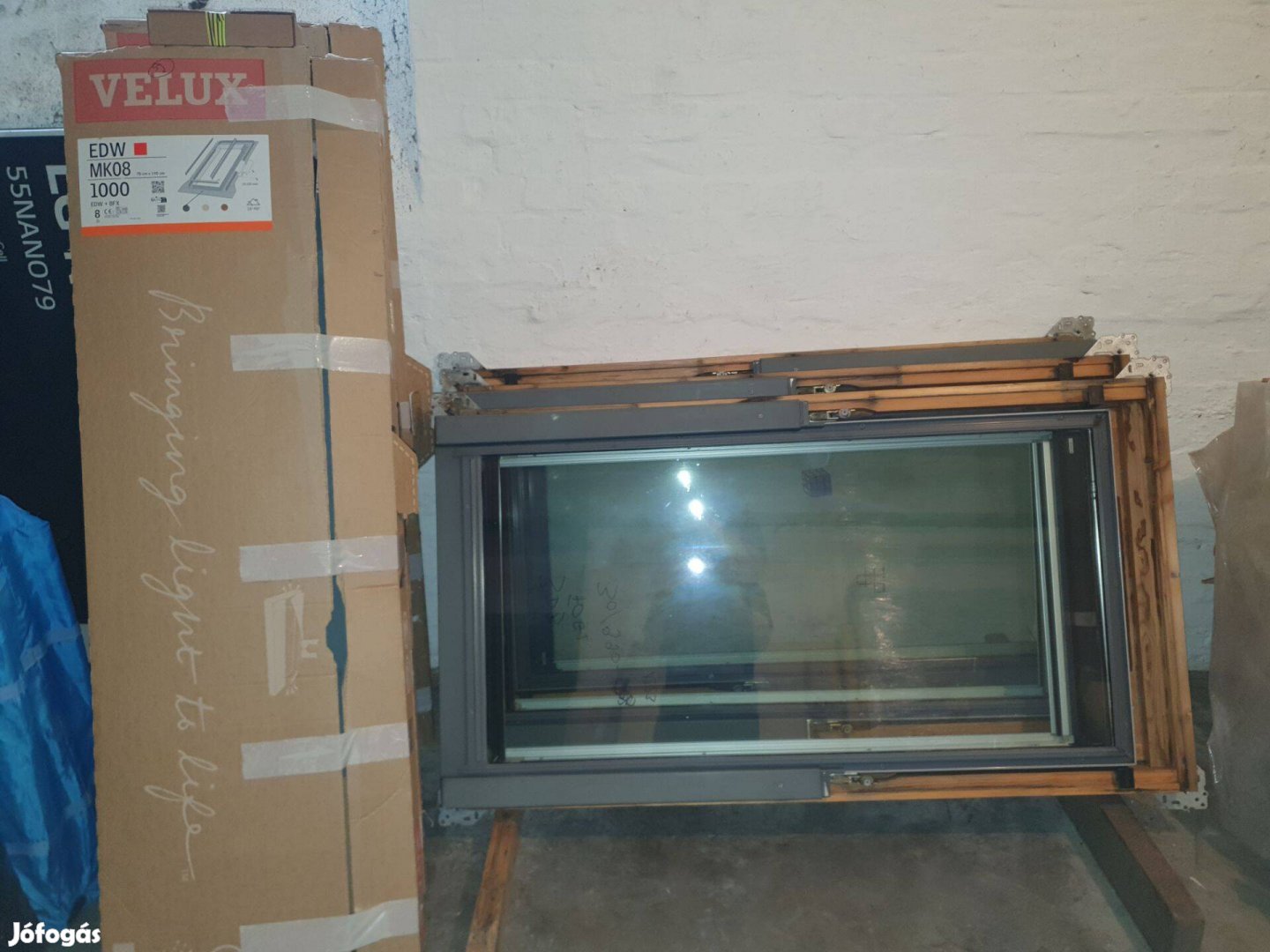 Eladva bontott velux tetőtéri ablak