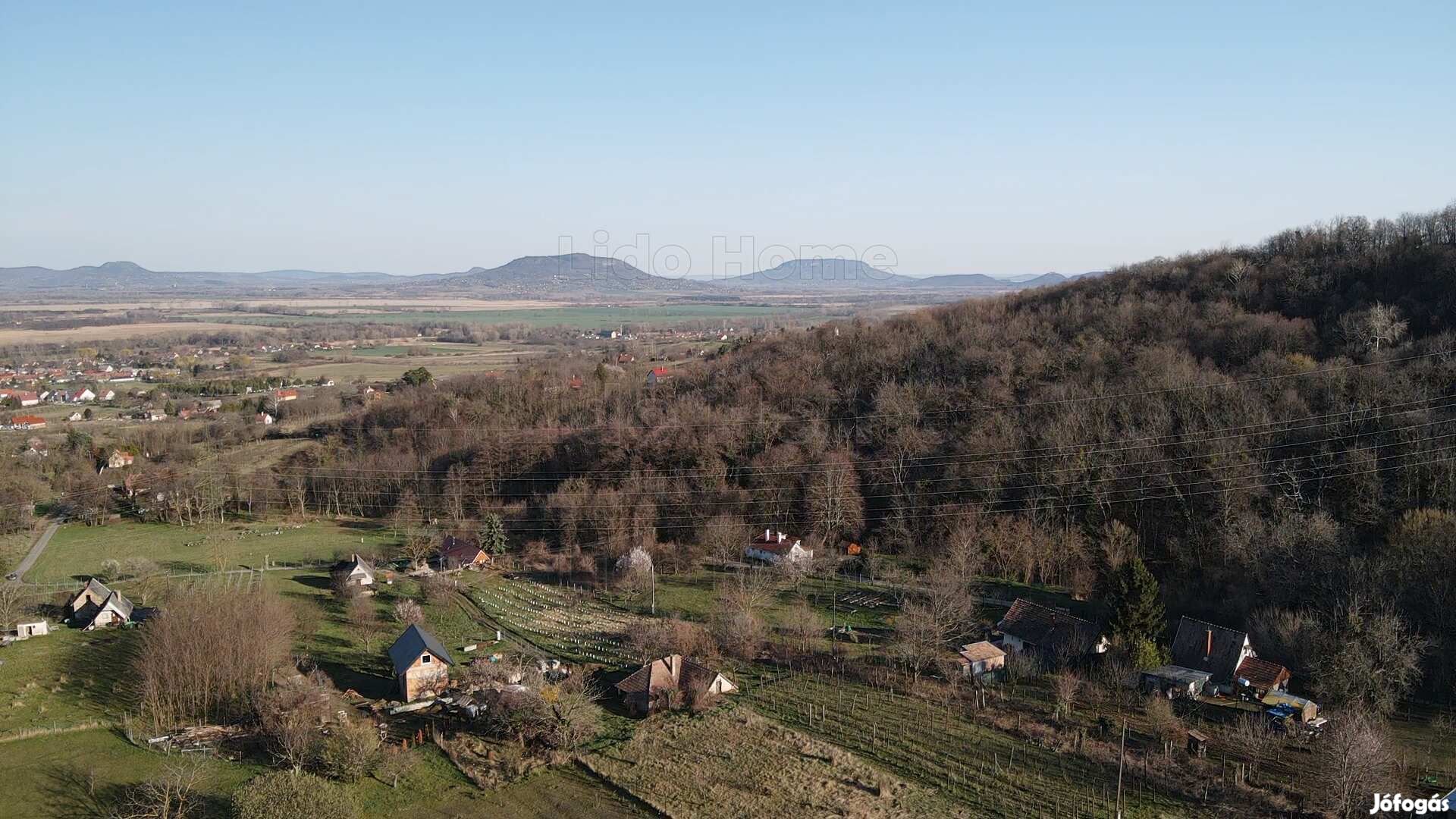 Eldugott völgyben panorámás birtok a Balaton-felvidéken