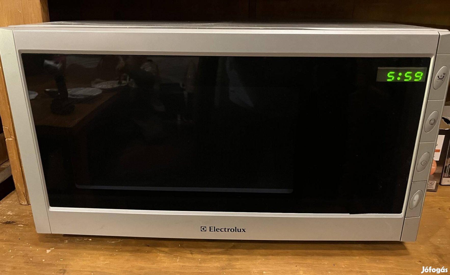 Electrolux Mikro mikrohullámú sütő EME 2725S