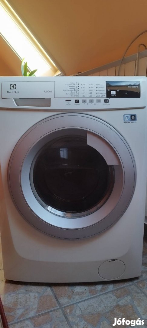 Electrolux elöltöltős mosógép 9kg, 1200RMP