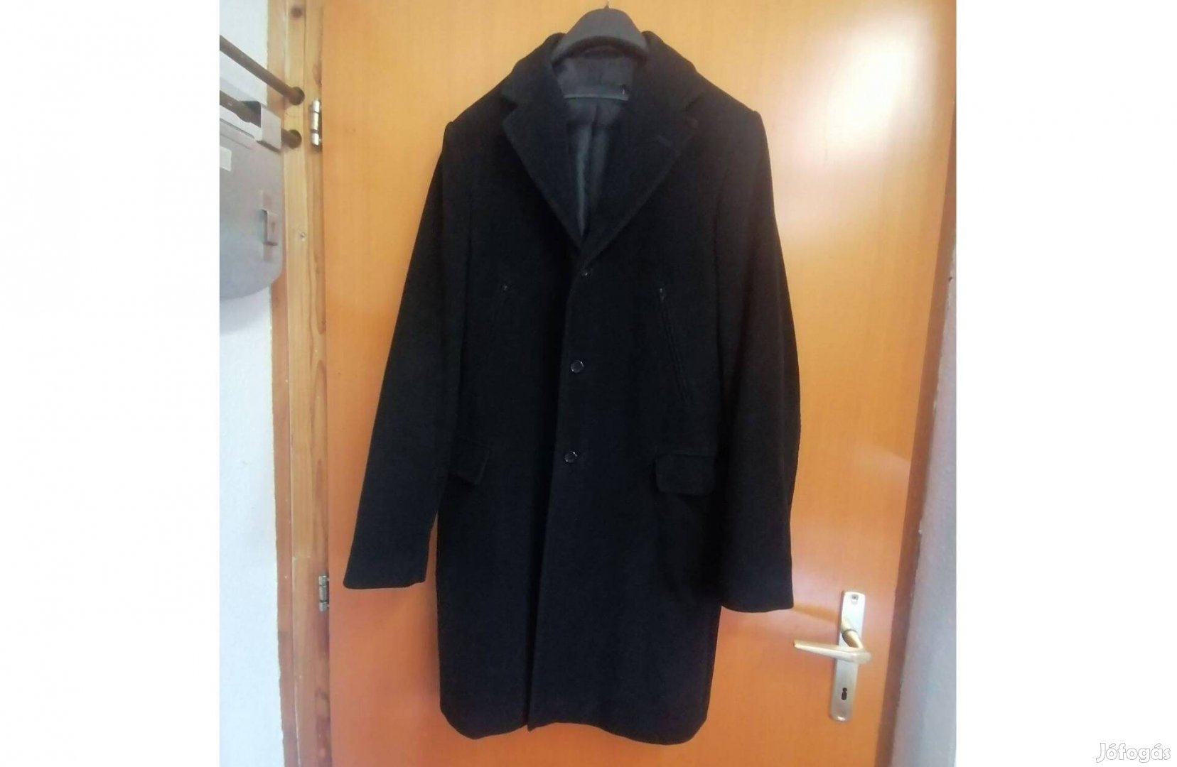 Elegáns Saxoo márkájú félhosszú fekete kabát eladó!