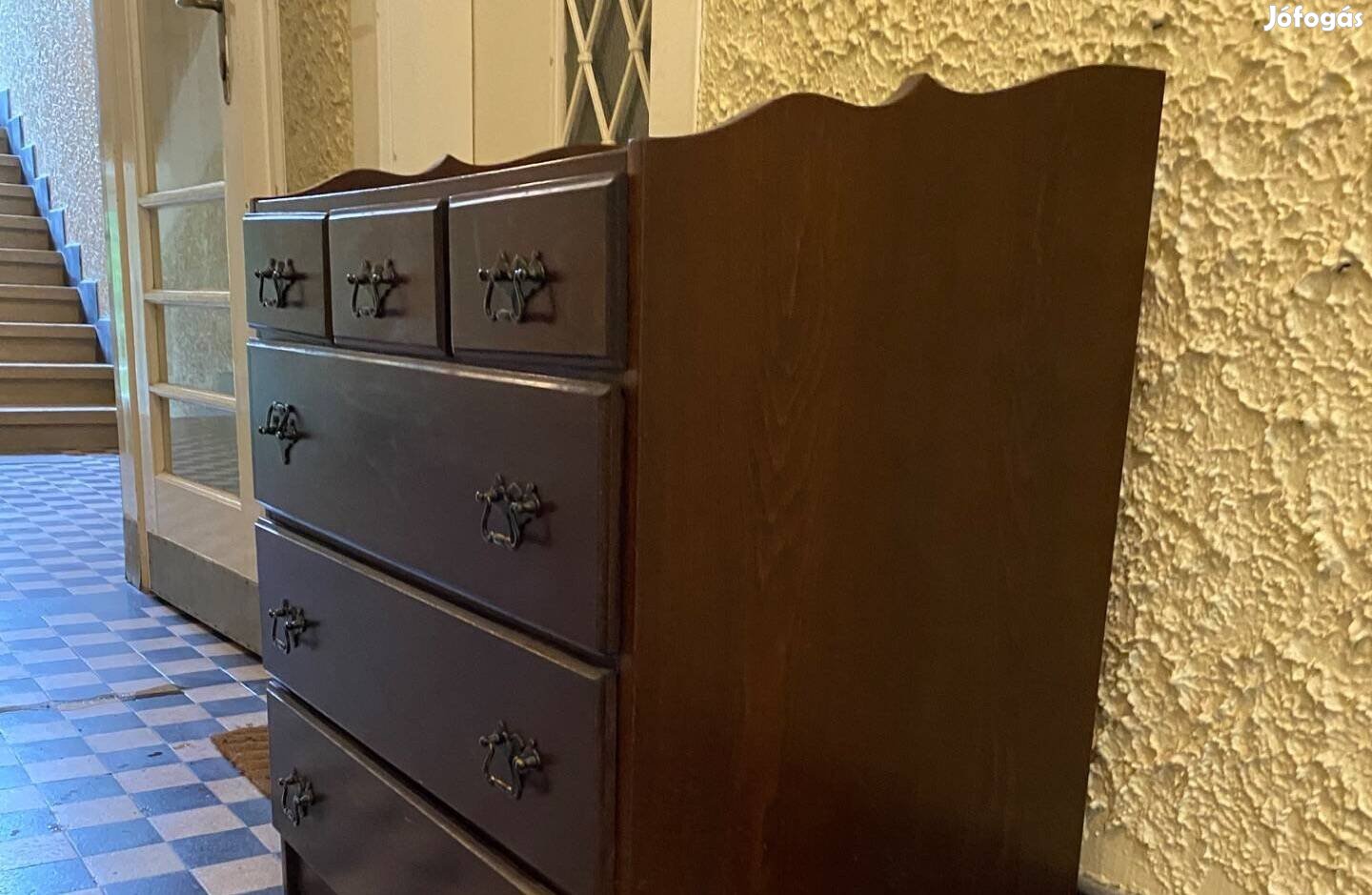 Elegáns, mahagóni színű vintage komód