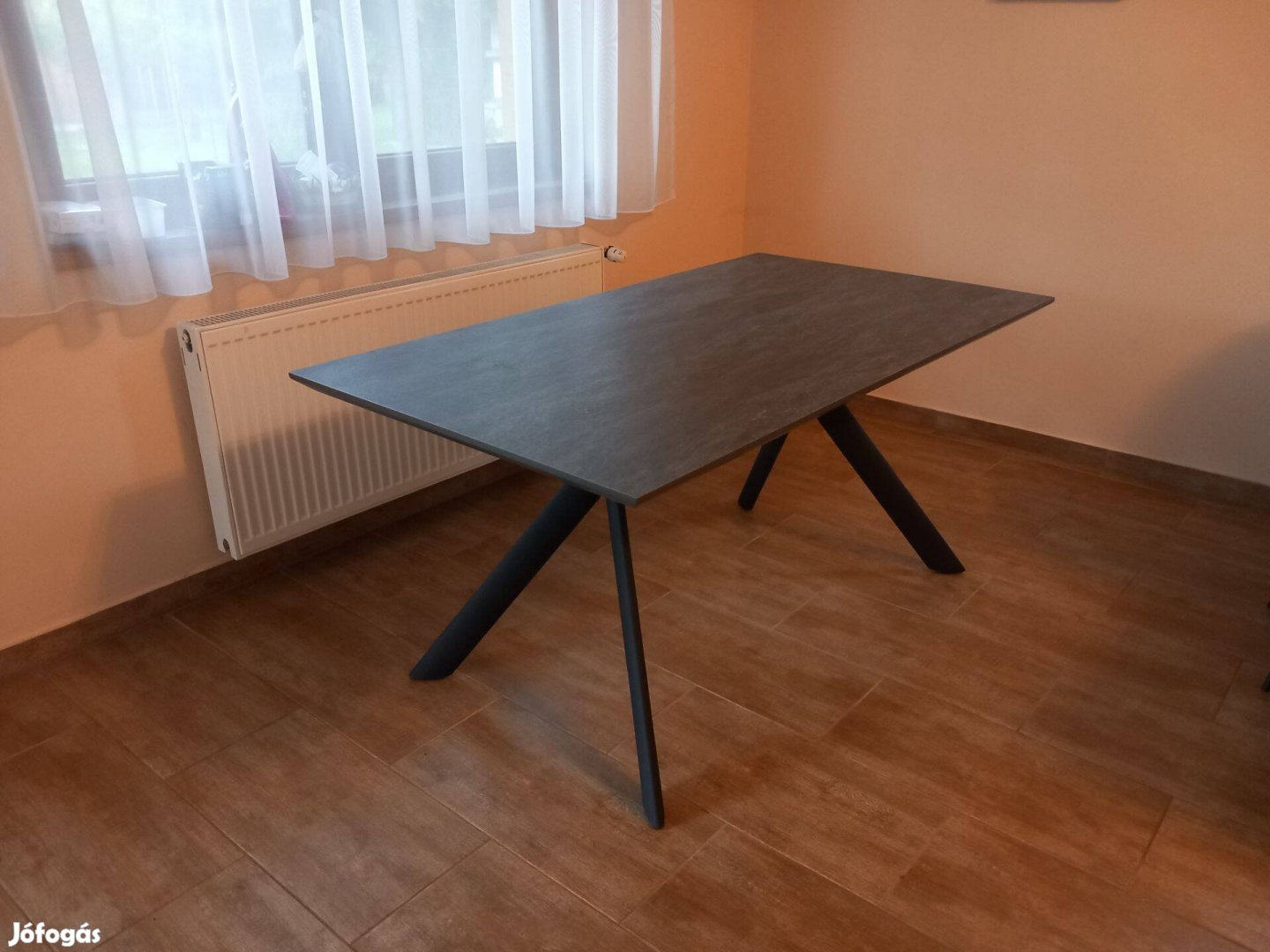 Elegáns étkező asztal eladó