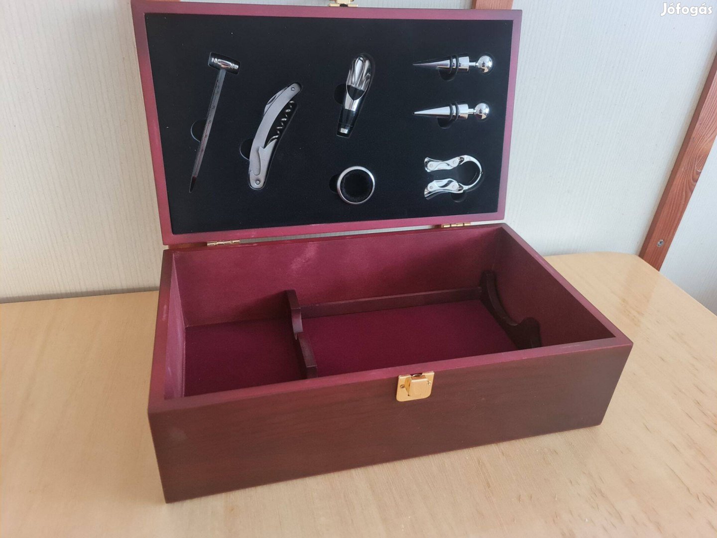 Elegáns fa bortartó díszdoboz boros szettel 7 eszköz
